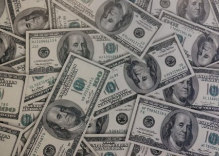 Dólar interrompe 7 semanas de queda e fecha em alta para R$ 5,73