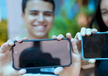 Proibição de celular na escola é bem-vinda, mas não é suficiente