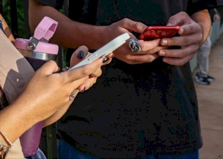 No 1° dia de aula, estudantes aguardam orientações sobre a proibição do celular nas escolas