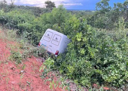 Motorista perde o controle de veículo e cai em ribanceira em Coxim-MS