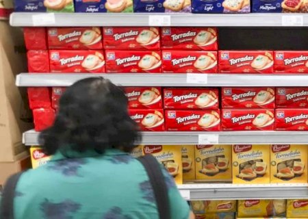 Brasileiros compram menos no supermercado diante da alta dos preços