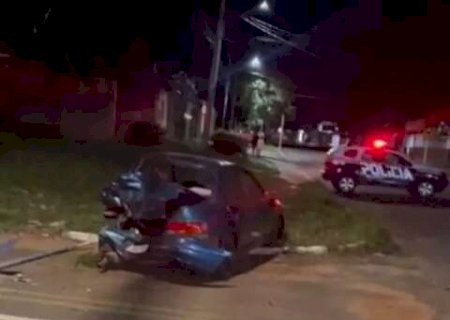 Motorista de camionete embriagado bate em carro e arrasta motos por avenida