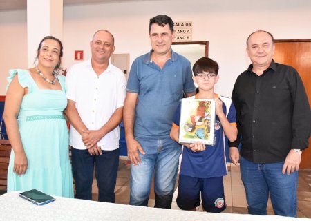 Prefeito Clóvis do Banco entrega Kits Escolares na Rede Muicipal de ensino