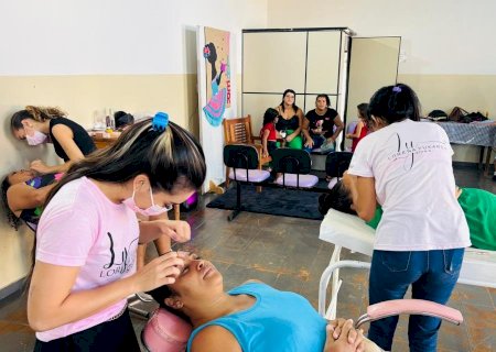 Ação social no Cras de Batayporã presenteia 63 mulheres com dia de beleza