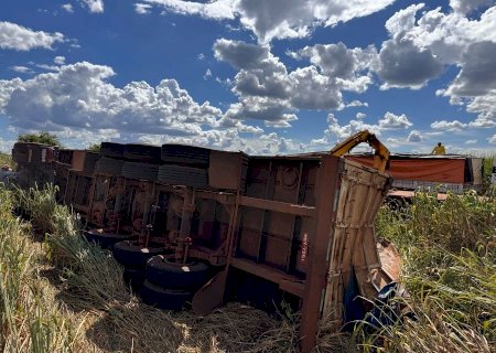 Carreta carregada com soja tomba entre Batayporã e Anaurilândia