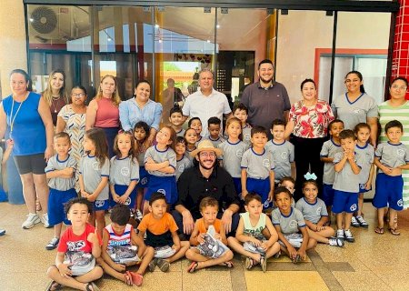 Batayporã distribui tênis nos kits de uniformes da Rede Municipal de Ensino