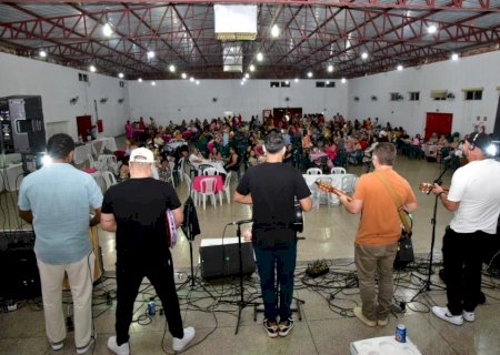 Dia da Mulher: servidoras de Batayporã lotam jantar e show especial