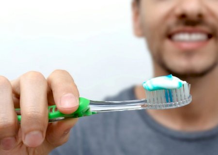 Os micróbios escondidos em nossas escovas de dentes