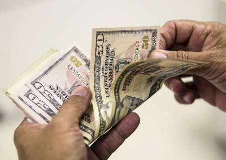 Dólar recua à espera de decisões de juros nos EUA e no Brasil; Ibovespa sobe aos 131 mil pontos