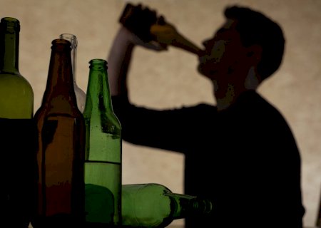Consumo abusivo de álcool entre jovens prevalece no Brasil enquanto mundo vê redução