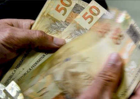 Juros do cartão de crédito rotativo avançam e chegam a 445% ao ano