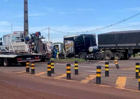 Conversão proibida causa colisão entre caminhões na BR-163
