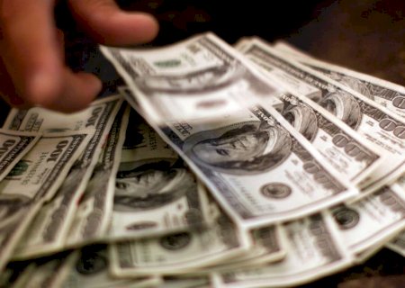Dólar cai pela sétima vez seguida e fecha em R$ 5,64