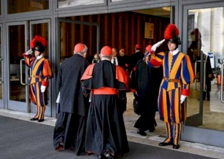 Escolha do novo papa tem data definida e polêmica com cardeal investigado