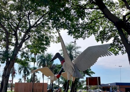 Sicredi e Aena revitalizam monumento dos Tuiuiús no Aeroporto de Campo Grande