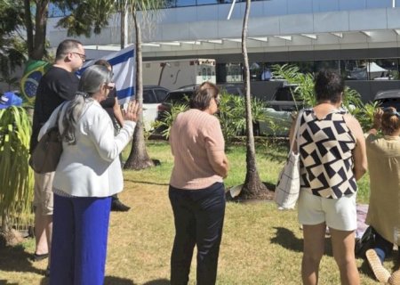 Apoiadores oram por Bolsonaro em frente ao hospital nesta 2ª feira