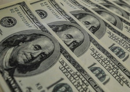 Dólar cai abaixo de R$ 5,65 com tarifaço e Selic no radar