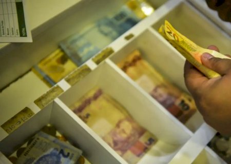 Aposentados e pensionistas começam a receber antecipação do 13º
