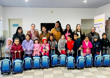 Em Batayporã, Rede Municipal contempla estudantes com mochila com rodinhas