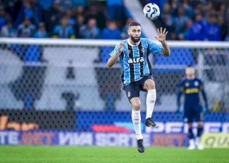 Dirigente do Grêmio joga nota de R$ 2 no campo contra a arbitragem