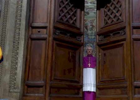 Conclave: Capela Sistina é trancada e começa a escolha do novo papa