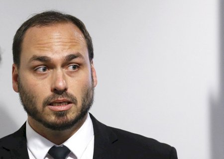 Carlos Bolsonaro sai em defesa de Eduardo, diz não viver em democracia e critica ONU por apoiar Lula
