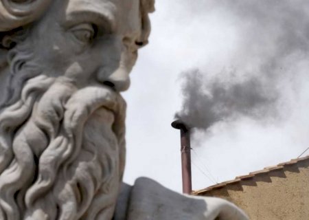 Segundo dia inicia com fumaça preta e indefinição do novo papa
