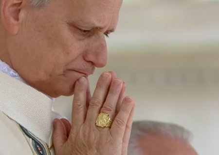 Papa Leão 14 recebe anel do Pescador e inaugura seu pontificado