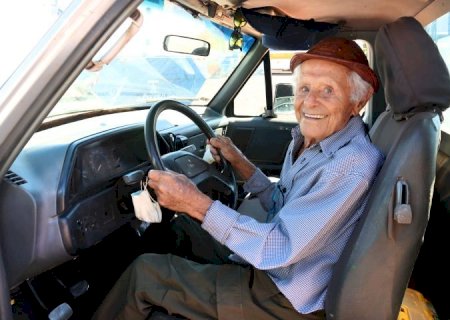 No volante da própria história: aos 102, Ranulfo renova CNH e se emociona ao reconquistar independência