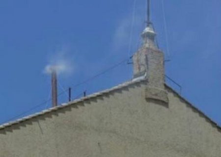 NOVO PAPA ELEITO: fumaça branca é vista na Capela Sistina