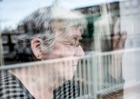 Na velhice, dependência funcional aumenta isolamento social e afeta a saúde mental