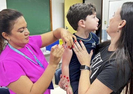 Mães destacam importância da vacina durante campanha de vacinação contra gripe no Detran-MS