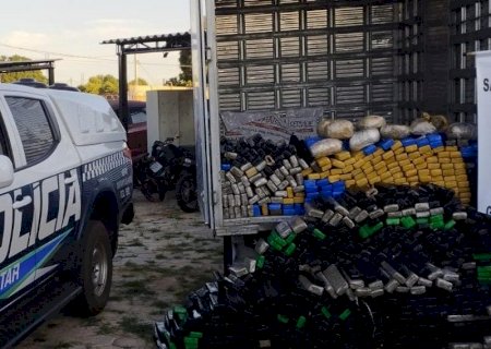Motorista de caminhão abandona 860 quilos de drogas após perseguição policial