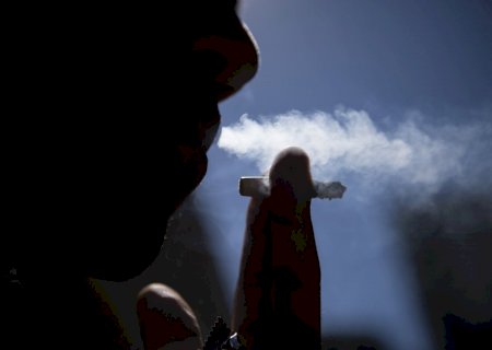 Imposto maior sobre cigarro pode reduzir mortalidade infantil, diz estudo