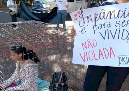 Enjauladas e roxas: ato alerta para as marcas da violência sexual na infância