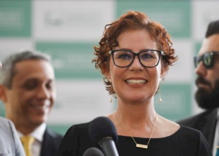 Zambelli anuncia mãe como pré-candidata a deputada federal