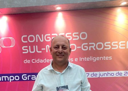 Prefeito Clóvis do Banco recebe prêmio de Prefeito Inovador 2025 em Congresso de Cidades Digitais