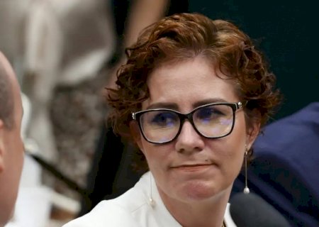 Carla Zambelli diz que prisão decretada por Moraes é ilegal, autoritária e ataque a sua família