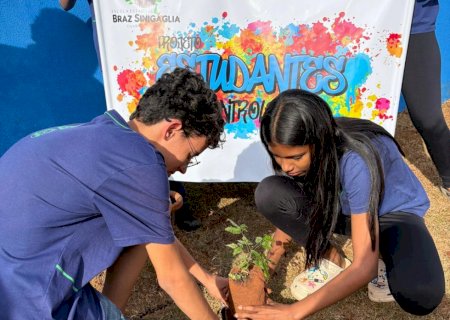 Alunos da Escola Braz realizam plantio de ipês em ação da Semana do Meio Ambiente