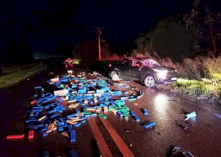 Motorista capota Fiat Toro com 790 quilos de drogas durante fuga da PRF
