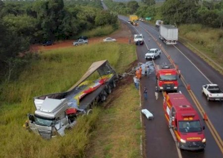 Motorista fica preso às ferragens em acidente entre carretas na BR-267