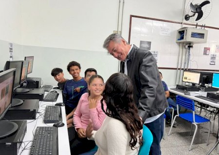 Roberto Hashioka entrega 12 novos computadores a Escola Estadual Irman Ribeiro e se compromete a destinar mais R$50.000,00