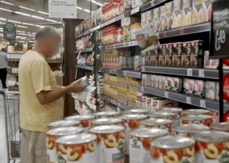 Homem é morto com ‘mata-leão’ após furtar chocolate em supermercado; três homes foram presos