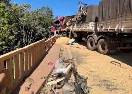 Caminhão quase cai de ponte após batida e motorista é socorrido em estado grave