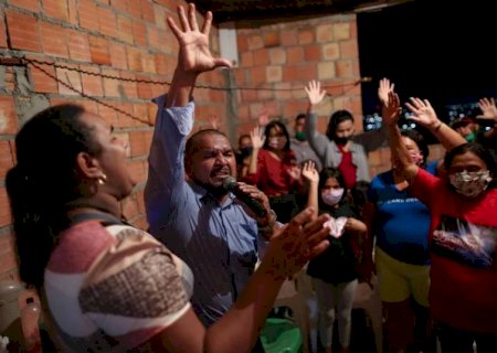 Especialista faz nova projeção sobre quando evangélicos superarão católicos