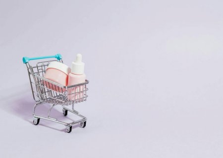 Uso de cosméticos por crianças pode causar problemas como dermatite e alterações hormonais