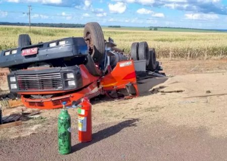 Homem morre após carreta colidir contra caminhão que ele conduzia