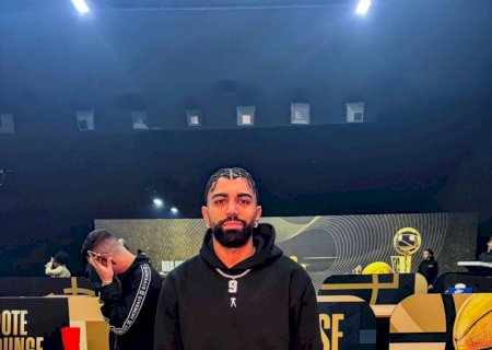 Gabigol viaja em avião de dono do Cruzeiro e aproveita folga em evento da NBA