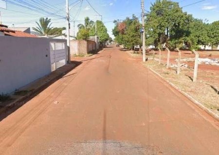 Jovens são alvos de emboscada e baleados em frente à residência