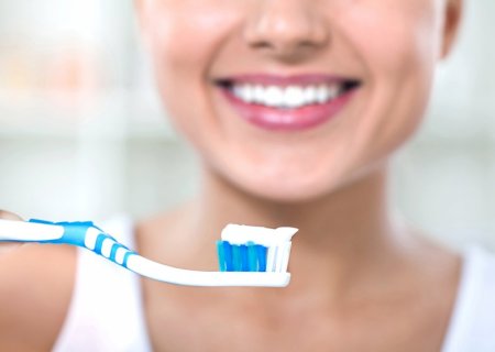 Os melhores e os piores hábitos para os seus dentes, segundo especialistas